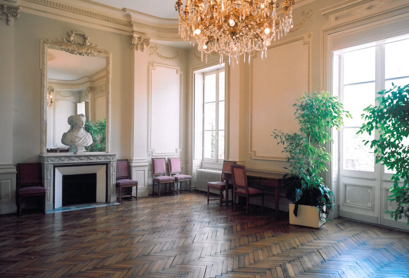 Salon de réception restauré, parquet en point de Hongrie et lustre à pampilles